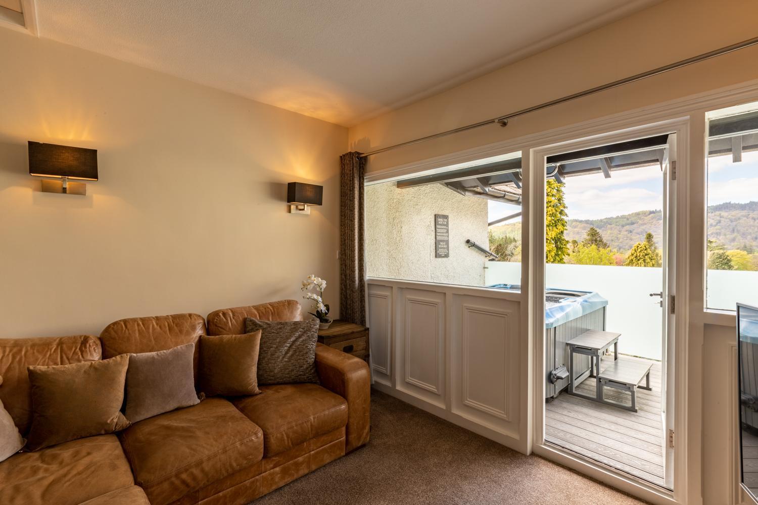 Lakes Hotel & Spa Bowness-on-Windermere Rom bilde A living room with a sliding door